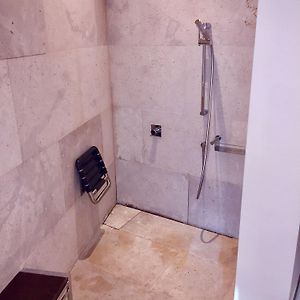Habitación con Cama King Adaptada para Discapacitados